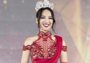 Sau 14 năm, Ngọc Diễm xúc động khi trao lại vương miện cho người kế nhiệm