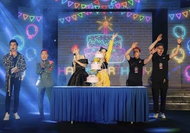 Hàng trăm fan nhí xếp hàng xin chữ ký Hot Tiktoker Tường Vy tại Fan meeting