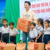 Nhật Tinh Anh và Á hậu Bảo Như tiếp sức Dương Phúc trao 150 phần quà Tết cho học sinh nghèo