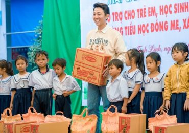 Nhật Tinh Anh và Á hậu Bảo Như tiếp sức Dương Phúc trao 150 phần quà Tết cho học sinh nghèo