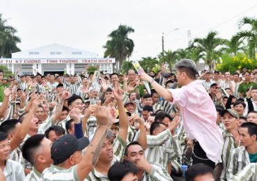 Những khoảnh khắc đáng nhớ trong chuyến biểu diễn trại giam của Đàm Vĩnh Hưng và các nghệ sĩ Việt