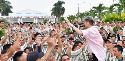 Những khoảnh khắc đáng nhớ trong chuyến biểu diễn trại giam của Đàm Vĩnh Hưng và các nghệ sĩ Việt