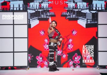 Đạo diễn Hoàng Nhật Nam lần đầu catwalk trên sàn runway chuyên nghiệp