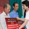 Vợ chồng đạo diễn Hoàng Nhật Nam tặng nhà, mang Tết ấm no đến với người dân Vĩnh Long