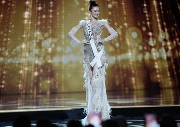 Lấy ý tưởng từ chim khổng tước, hai nhà thiết kế Việt giúp Miss Canada toả sáng trên sân khấu Miss Universe 2022