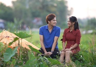 Anh Tài hôn thắm thiết Trà Ngọc trong ‘Tết này có má có ba’