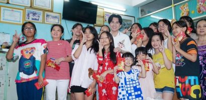 Đan Trường xúc động khi FC chung tay giúp đỡ người nghèo dịp tết