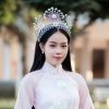 Hoa hậu Thanh Thủy diện áo dài, rạng rỡ về trường nhận bằng khen và học bổng
