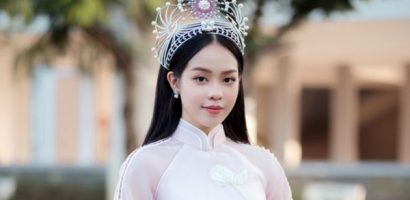 Hoa hậu Thanh Thủy diện áo dài, rạng rỡ về trường nhận bằng khen và học bổng