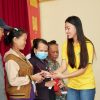 Kim Duyên dùng tiền thưởng nóng để tặng quà Tết cho gia đình khó khăn tại Cần Thơ