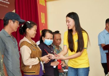 Kim Duyên dùng tiền thưởng nóng để tặng quà Tết cho gia đình khó khăn tại Cần Thơ