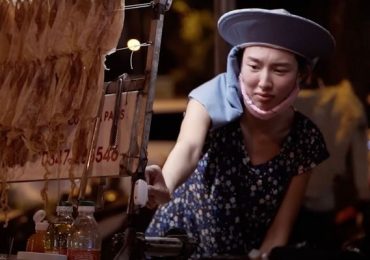 Thùy Tiên mặc đồ bộ giản dị, bán khô mực cực chuyên nghiệp