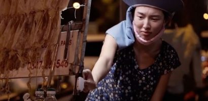 Thùy Tiên mặc đồ bộ giản dị, bán khô mực cực chuyên nghiệp