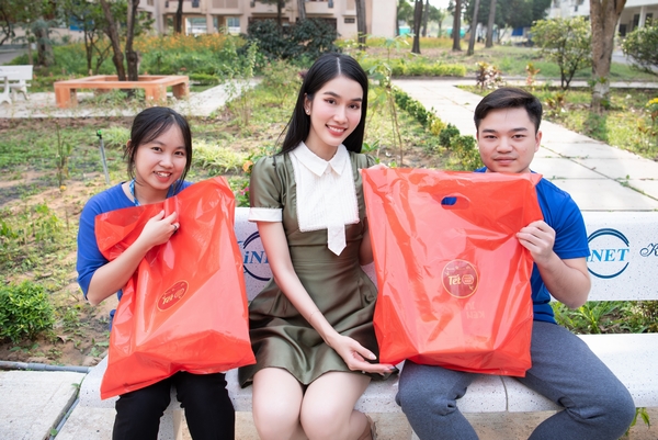 Tết hạnh phúc – Đón Tết xa nhà cùng Á hậu Phương Anh