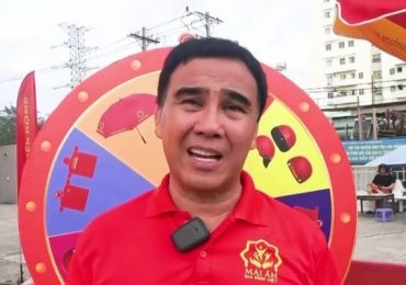 MC Quyền Linh ‘đứt ruột’ trước 3 em nhỏ mất mẹ, cha bỏ đi không một lần về thăm