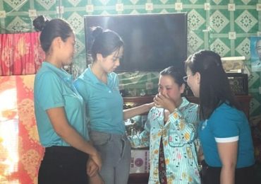 Hoa Hậu Thiên Ân dắt tay Hoa Hậu Thanh Thuỷ trao quà Tết cho trẻ em tại Đồng Tháp