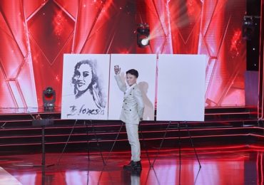 Phạm Hồng Minh tạo ấn tượng mạnh khi vẽ tranh kim tuyến công bố Top 3 Miss Charm 2023