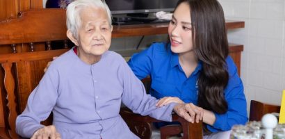 Hoa hậu Mai Phương thăm bà mẹ Việt Nam anh hùng