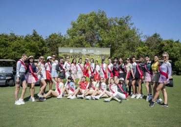 Thí sinh ‘Miss Charm’ khoe dáng gợi cảm trên sân golf