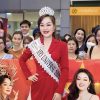 Á hậu Hoàng Thanh Nga bị vây kín khi trở về nước từ ‘Mrs Universe 2022’