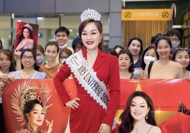 Á hậu Hoàng Thanh Nga bị vây kín khi trở về nước từ ‘Mrs Universe 2022’
