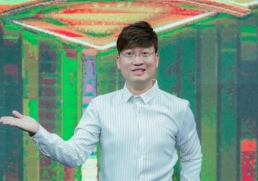 Tác giả ‘Mắt nai cha cha cha’ kể về lần bị mười ngàn khán giả thở dài khi thấy mình xuất hiện