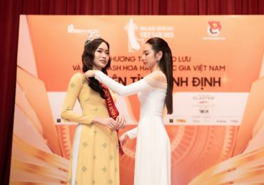 Thùy Tiên trao chiếc sash đầu tiên cho thí sinh đến từ Bình Định
