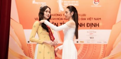 Thùy Tiên trao chiếc sash đầu tiên cho thí sinh đến từ Bình Định