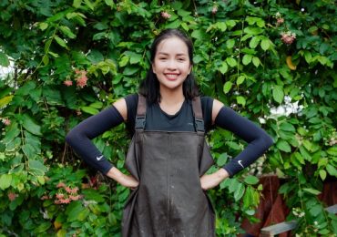 Ngọc Châu liều lĩnh lội xuống kênh bẩn dọn rác