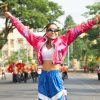 H’Hen Niê diện trang phục may bằng vải thổ cẩm phối cùng đồ thể thao