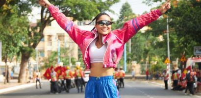 H’Hen Niê diện trang phục may bằng vải thổ cẩm phối cùng đồ thể thao