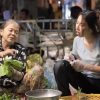 Thuỳ Tiên sơ hở là cho khách thêm hành khi đi bán rau