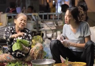 Thuỳ Tiên sơ hở là cho khách thêm hành khi đi bán rau