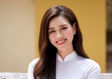 Đỗ Thị Hà khoe nhan sắc trong veo với áo dài trắng