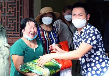 Hoài Tâm từ Mỹ về Việt Nam làm từ thiện cùng Việt Hương
