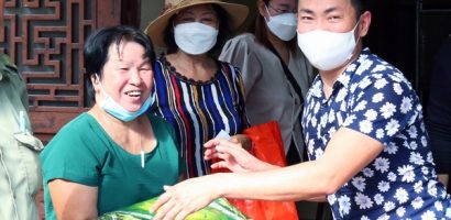 Hoài Tâm từ Mỹ về Việt Nam làm từ thiện cùng Việt Hương