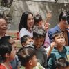 Ngọc Châu và mẹ thăm người già và trẻ nhỏ tại Lâm Đồng