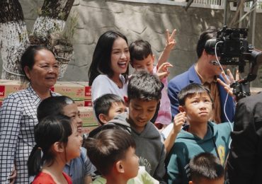 Ngọc Châu và mẹ thăm người già và trẻ nhỏ tại Lâm Đồng