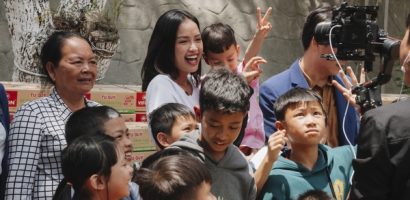 Ngọc Châu và mẹ thăm người già và trẻ nhỏ tại Lâm Đồng