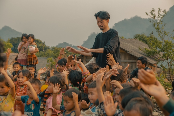 Trước thềm liveshow ở Hà Nội, Đen tung MV mới kèm thông điệp và hành động nhân văn