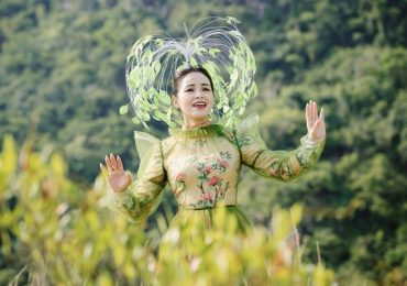 Trang Nhung ra mắt ‘Mong thế giới yên bình’