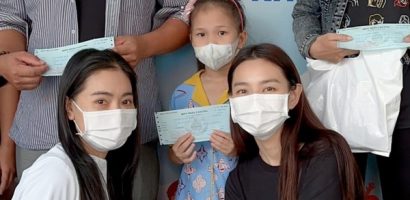 Thùy Tiên và bà Phạm Kim Dung ủng hộ 200 triệu tiền viện phí cho các bệnh nhân nhi