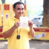 MC Quyền Linh xúc động khi được sinh viên tặng bức tranh chân dung vẽ tay