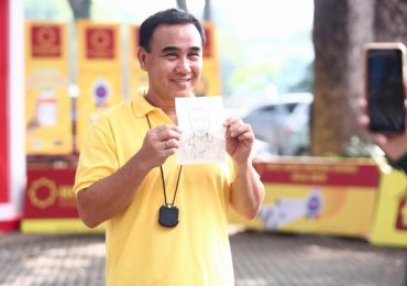 MC Quyền Linh xúc động khi được sinh viên tặng bức tranh chân dung vẽ tay