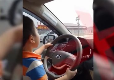 Hiểm họa khôn lường khi cho trẻ em cầm vô lăng