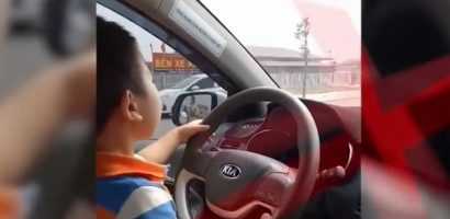 Hiểm họa khôn lường khi cho trẻ em cầm vô lăng