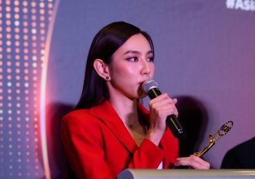 Thùy Tiên nhận giải thưởng nhờ đi quét rác, lái xe ôm