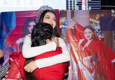 Mẹ Đặng Thanh Ngân vỡ òa vì hạnh phúc khi đón con gái chiến thắng trở về