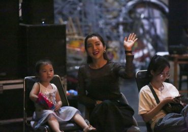 Kim Cương và con gái út say sưa nghe Ưng Hoàng Phúc hát