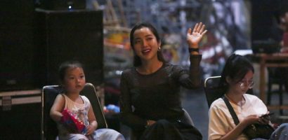 Kim Cương và con gái út say sưa nghe Ưng Hoàng Phúc hát